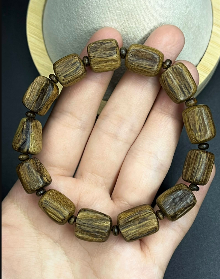 bộ sưu tập vòng trầm hương đẳng cấp dành cho doanh nhân 2.png